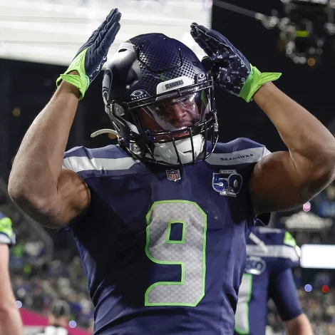 Kenneth Walker hevur verið stórur álopsprofilur hjá Seattle Seahawks í endaspælinum. Skjótt skulu hann og liðfelagirni spæla um stóra Super Bowl-heiðurin (Mynd: EPA)