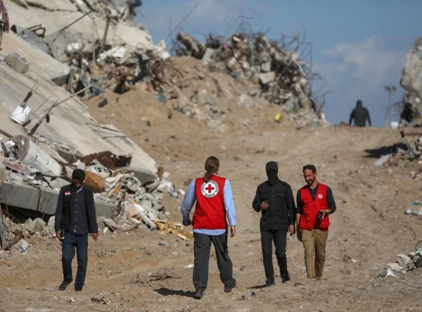 Fólk hjá Reyða Krossi og Hamas leita eftir gíslum í Gaza - Desember 2025 (Mynd: EPA)