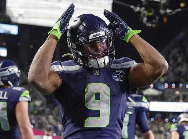 Kenneth Walker hevur verið stórur álopsprofilur hjá Seattle Seahawks í endaspælinum. Skjótt skulu hann og liðfelagirni spæla um stóra Super Bowl-heiðurin (Mynd: EPA)