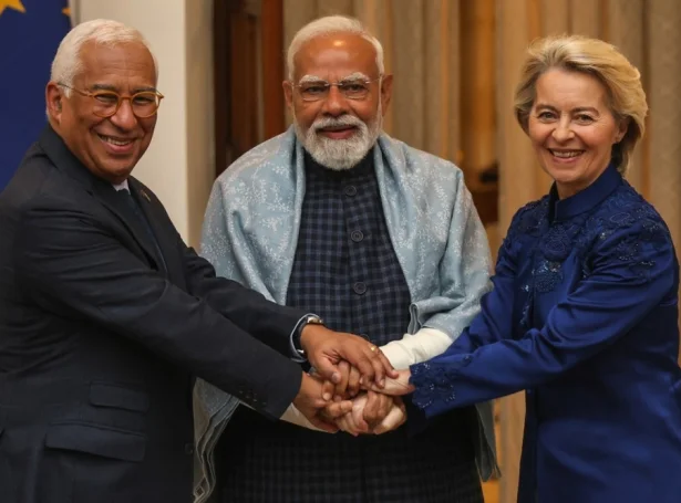 Antonio Luis Santos da Costa, formaður í Evroparáðnum, og Ursola von der Leyen, ES-nevndarforkvinna, heilsa upp á Narenda Moodi, forsætisráðharra, undan fundinum í New Dehli (Mynd: EPA)