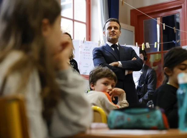 Emmanuel Macron á skúlavitjan (Savnsmynd: EPA)