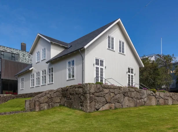 Málið um bindandi veðurlagslóg fyri Føroyar kemur fyri tingið hósdagin.