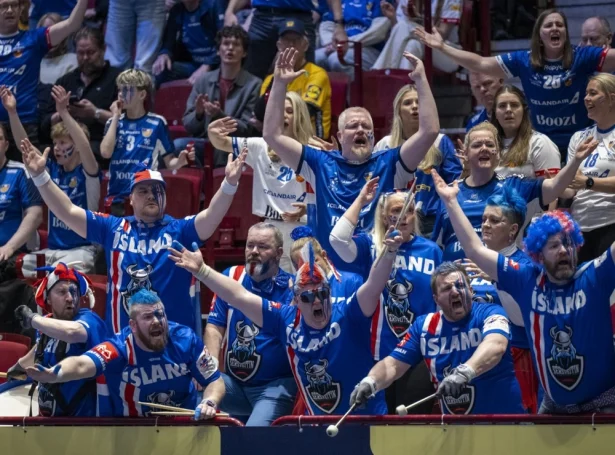 Íslendsku fjeppararnir, sum aftur hoyrdust væl og virðiliga í Skåne, nýtast ikki at fara heim enn: Teir kunnu fegnir fara til hálvfinalu í Danmark fríggjakvøldið (Mynd: EPA)