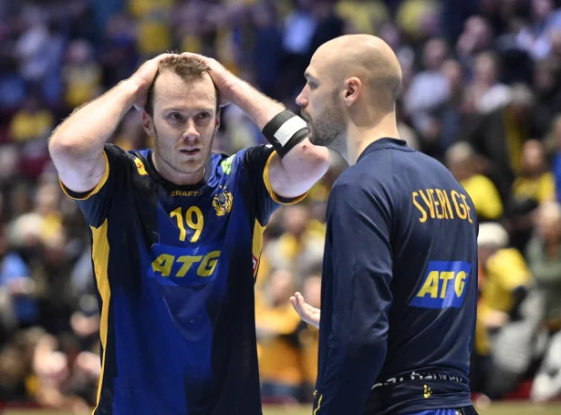 Felix Claar heldur um høvdið. Svenski spælskiparin spældi annars ein stóran dyst móti Ungarn við millum annað tíggju málum - men tað var ikki nóg mikið (Mynd: EPA)