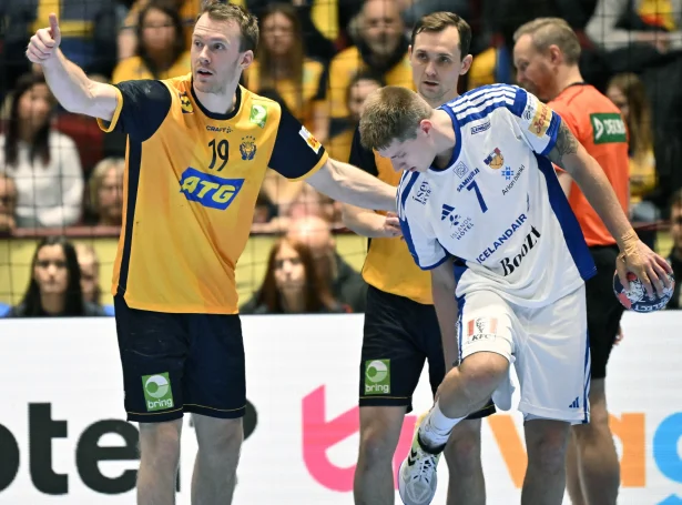 Ísland kann við sigri klokkan 14.30 spæla seg í fyrstu hálvfinalu sína á hægsta stigi inan hondbólt síðani 2010 - sviar fara at sita og vóna, at Ísland - ella Kroatia - tapir (Mynd: EPA)