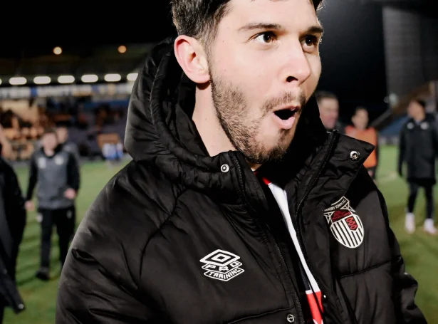 Geza David Turi fegnast eftir enn ein sigur, og enn ein dyst har einki mál er farið ígjøgnum hjá Grimsby. Fyri fyrstu ferð í hansara ári í League Two hevur føroyingurin spælt so nógvar samanhangandi dystir (Mynd: Grimsby Town)