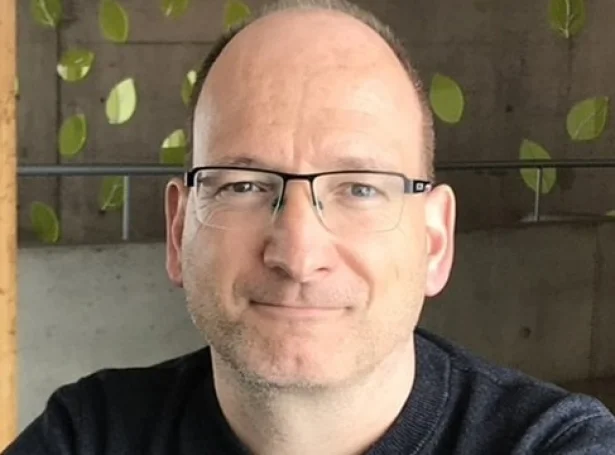 Í samband við at Maria Jørðdal Niclasen nú er dómpróstur, varð søkt eftir vikari at røkja sóknarprestatænastuna hennara. Gimmi Olsen varð týskvøldið innstillaður (Mynd: folkakirkjan.fo)