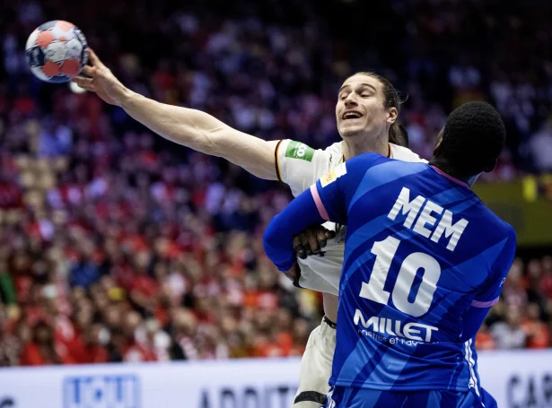 Juri Knorr spældi ein frálíkan dyst við 10 málum - Dika Mem helt Fraklandi inni í dystinum í 1. hálvleiki, men tað var ikki nóg mikið: Týskarar omaná í avgerandi dystinum í Herning um hálvfinalupláss (Mynd: EPA)