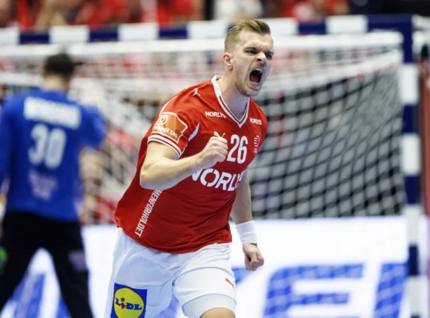 Jóhan á Plógv Hansen heldur, at hansara skiftið til Skanderborg AGF úr Bundesliguni hevur verið gott fyri hann: 31-ára gamli vongurin tekur nú størri ábyrgd í spælinum og hevur fleiri skot - eisini á landsliðnum (Mynd: EPA)