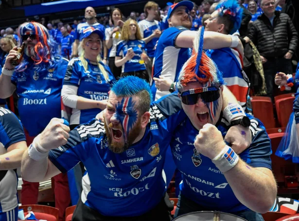 Íslendsku fjeppararnir stórfegnast, eftir at fyrsta EM-hálvfinaluplássið síðani 2010 er í hús (Mynd: EPA)