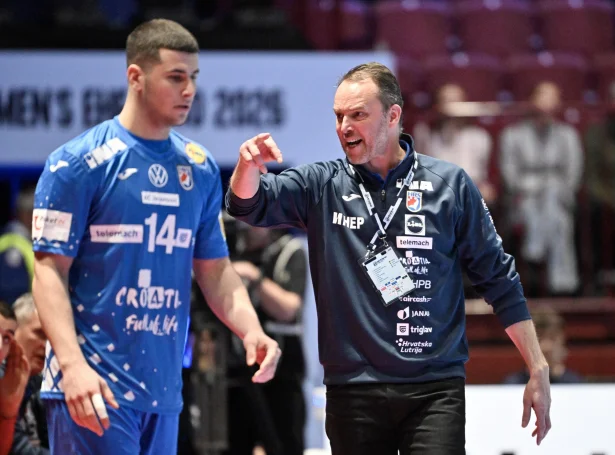 - Vit fóru seinni í gongd enn hini liðini, og skuldu í gjár spæla annan dystin innan eitt samdøgur. Tað er skelkandi...tað sigur seg sjálvt, at tað ikki verður hægsta góðska, glepsaði Dagur Sigurðsson millum annað (Mynd: EPA)