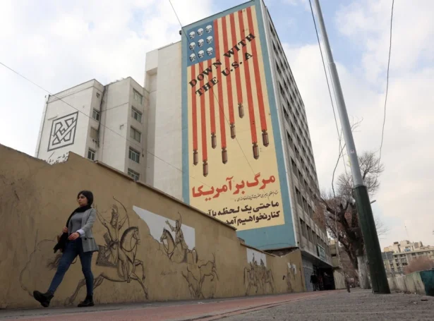 Risa stór antiamerikansk plakat á einum húsaskjøldri í Teheran (Mynd: EPA)