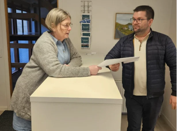 Ásbjørg á Hálvmørk handar borgarstjóranum undirskriftirnar (Mynd: Sjóvar kommuna)