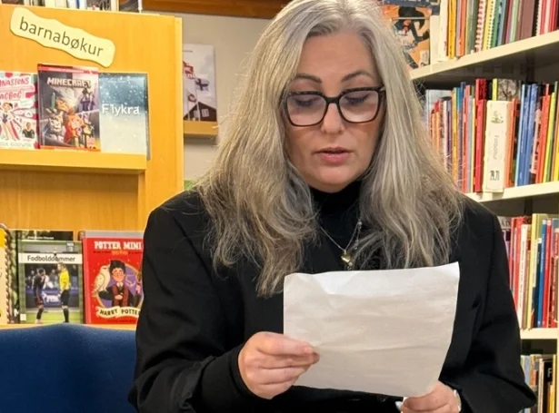 Bókavørðurin og vinnarin av Norðurlendsku bókmentavirðislønini á Klaksvíka bókasavni: Hon skapti eitt verk, sum seinni hevur víst seg at verða sera viðkomandi fyri fólk í fleiri ymiskum londum (Mynd: klaksvik.fo)