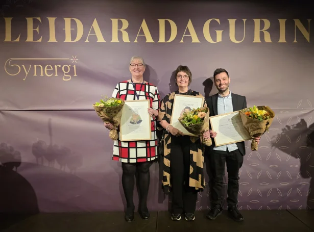 Ársins leiðari í privatu vinnuni, Ulla Joensen, stjóri á Elektron; ársins leiðari hjá tí almenna, Jóhanna á Tjaldrafløtti, stjóri í Rótini, og Danny Rechtan, sum arebiðir hjá Borg í Havn fekk herðaklapp til millumleiðara (Mynd: Synergi)