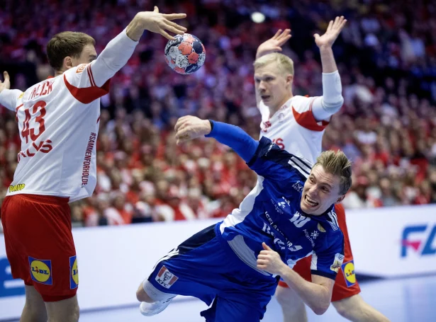 Tað var eitt hart stríð millum íslendingar og danir í hálvfinaluni fríggjakvøldið. Danmark hevði tó neyðugu dygdirnar og spælir tí aftur um eitt steyp sunnukvøldið (Mynd: EPA)