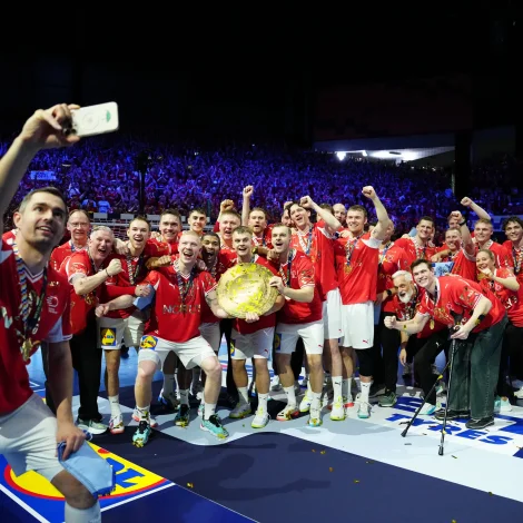 Januar og danskt hondbóltsgull hoyra meira og meira saman - her fegnast hópurin og øll rundanum, eftir at fyrsta evropameistaraheitið í tólv ár er komið í hús (Mynd: EPA)