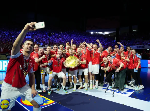 Januar og danskt hondbóltsgull hoyra meira og meira saman - her fegnast hópurin og øll rundanum, eftir at fyrsta evropameistaraheitið í tólv ár er komið í hús (Mynd: EPA)