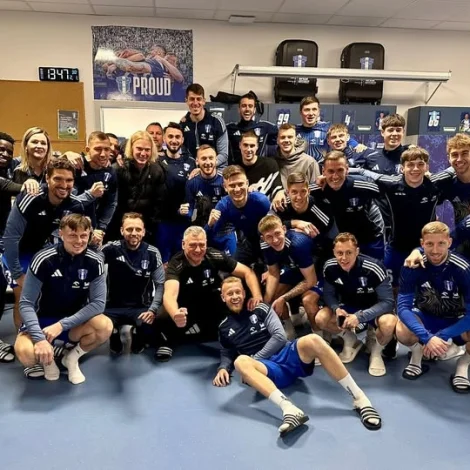 Her sæst Andrias Edmundsson - við langa ljósa hárinum í vanligum svørtum jakka nakað vil vinstru - saman við nú fyrrverandi liðfeløgunum og partar av Plock-toyminum áðrenn fráferð til (Mynd: Wisla Plock/Facebook)