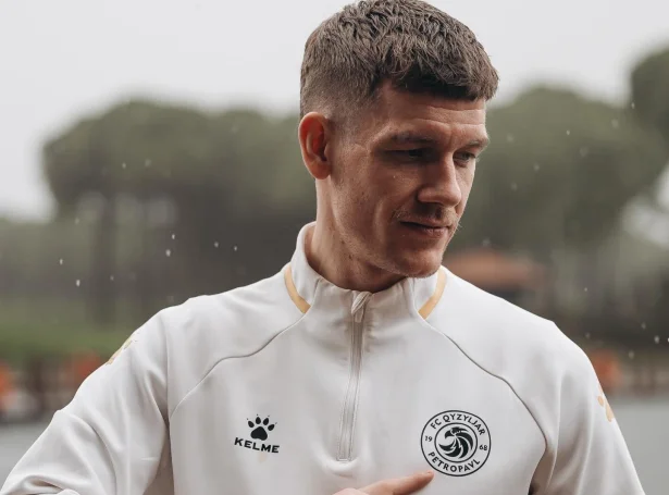 óannes Bjartalíð kunngjørdur sum nýggjur spælari hjá Qyzyljar - felagið er í løtuni á venjingarlegu í Antalya í Turkalandi (Mynd: Qyzyljar)