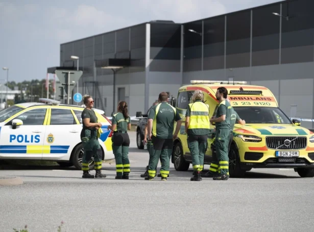 Løgregla og sjúkrabilur á staðnum eftir skottilburðí Örebro í august 2025 (Mynd: EPA)