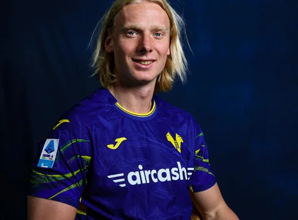 Andrias Edmundsson til almenna myndatøku í dag - eftir at læknakanning, undirskrift og alt var uppá pláss í Verona. Tað verður á ymsan hátt ein nýggjur veruleiki, og Andrias kann spæla sín fyrsta dyst í Italia fríggjakvøldið (Mynd: Hellas Verona)