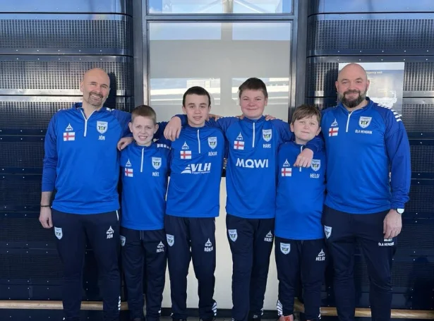 Teir, ið umboða Føroyar sum spælarar eru Rókul Slættanes, Hans Lau av Fløtum, Nóel Berglind og Helgi J. Brekku. Jón Brekku er venjari og Óla Hendrik av Fløtum