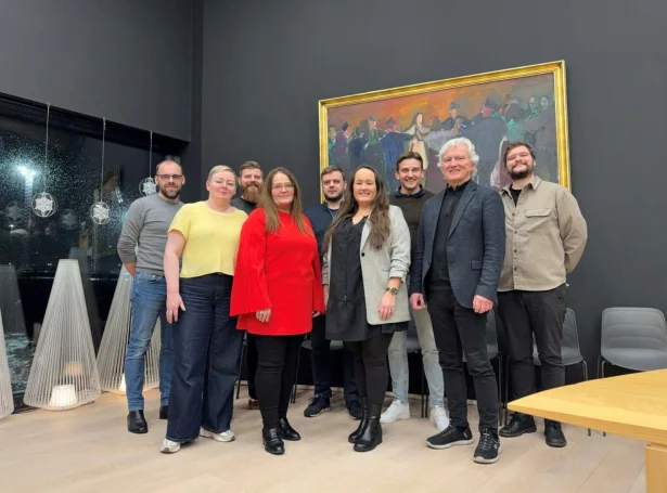 Helgi Joensen er úr Syðrugøtu, men hevur búð og starvast í London í mong ár. Tá hann var stutt rend í Føroyum, var høvi at koma framvið á kommunuskrivstovuni (Mynd: Eysturkommuna)