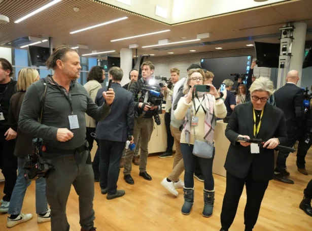 Áhugin hjá norskum og útlendskum er ovurstórur fyri rættarmálinum móti Marius Borg Høiby. Ongar myndir eru komnar út av ákærda sjálvum (Mynd: EPA)