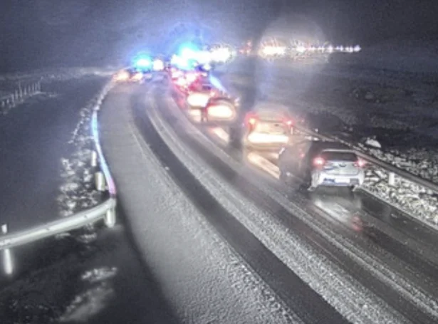 Soleiðis sá út á Velbastaðhálsi stutt fyri klokkan 18 (Vevmynd: Landsverk)