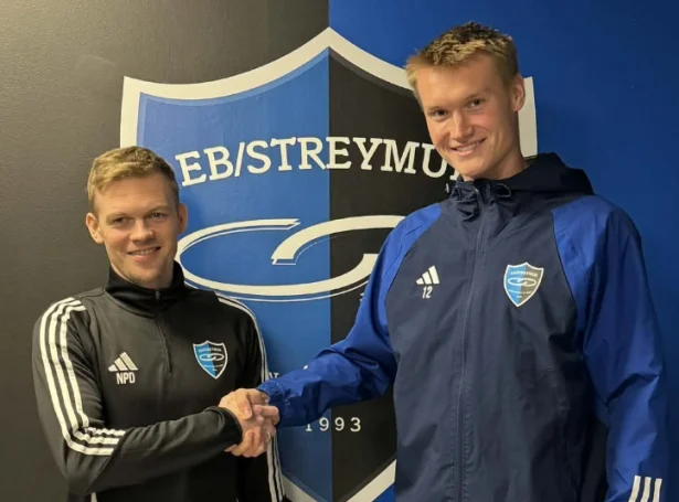 Laurits hevur áður umboðað Hobro í donsku 1. deild og Fjølnir í íslendskum fótbólti - her saman við Niels Paula Danielsen, ítróttarstjóra (Mynd: EB/Streymur)