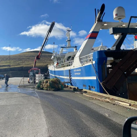Vesturvarði landar í Miðvági í morgin