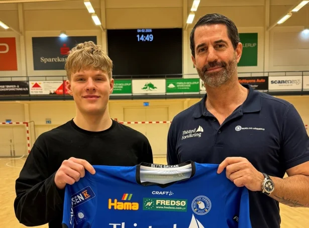 - Vit eru errin av at tað eydnaðist at fáa fatur á nógv umbidna Magnusi Árason. Hann hóskar perfekt, í mun til okkara ætlan um at satsa uppá ung og spenanndi talent, sigur Ian Marko Fog, stjóri í Mors-Thy (Mynd: morsthy.dk)