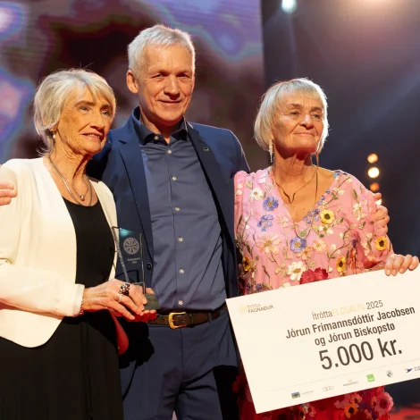 Jórun Biskopstø (t.v) og Jórun Frimansdóttir Jacobsen (t.h.) fyri Karl Johansen, borgarstjóra í Klaksvík. Á heimabeiti fingu eldsálirnar úr KÍ stóra heiðurin (Mynd: Sverri Egholm)