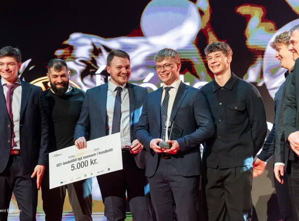 U21-hondbóltsmenninir heiðraðir sum stjørnuskotini eftir HM-bronsuna (Mynd: Sverri Egholm)