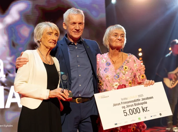 Jórun Biskopstø (t.v) og Jórun Frimansdóttir Jacobsen (t.h.) fyri Karl Johansen, borgarstjóra í Klaksvík. Á heimabeiti fingu eldsálirnar úr KÍ stóra heiðurin (Mynd: Sverri Egholm)