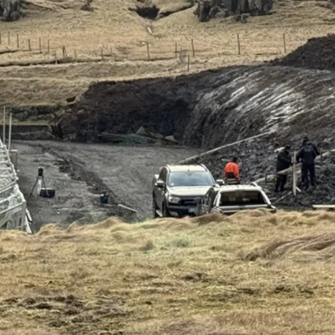 Arbeiði í gongd at seta nýggjar ljósmastrar við fótbóltsvøllin á Eiðinum