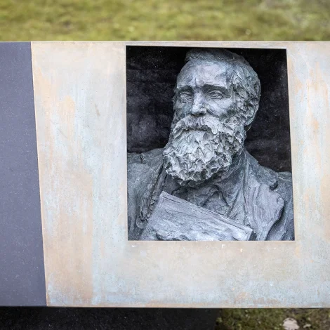 Standmynd av Sloan avdúkað