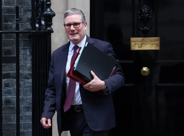 Keir Starmer. Alt fleiri halda, at hann eigur at leggja frá sær sum forsætisráðharri (Mynd: EPA)