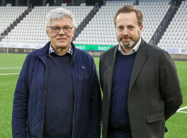 Christian Andreasen, forseti í FSF, og William Joensen, stjóri í Televarpinum (Mynd: Hans Erik Danielsen / FSF)