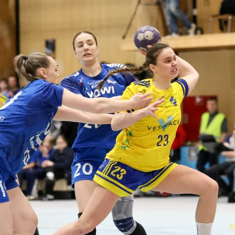 VÍF var aftanfyri so at siga allan dystin á Hálsi mikukvøldið - og eina løtu í 2. hálvleiki við seks málum - men vann við einum máli á Neistanum í fyrru hálvfinaluni (Mynd: Sverri Egholm)