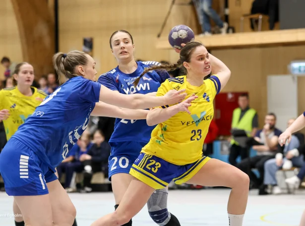 VÍF var aftanfyri so at siga allan dystin á Hálsi mikukvøldið - og eina løtu í 2. hálvleiki við seks málum - men vann við einum máli á Neistanum í fyrru hálvfinaluni (Mynd: Sverri Egholm)