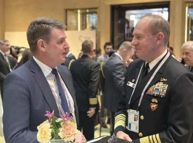 Løgmaður í samtalu við ein av Nato-ovastunum á fundinum í München í fjør (Mynd: Løgmansskrivstovan)