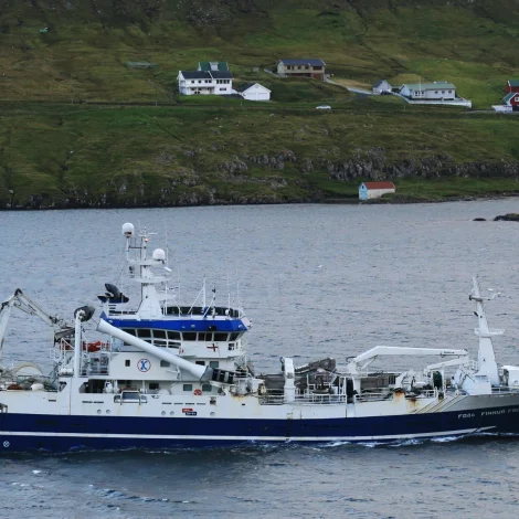 Tróndur í Gøtu landar lodnu á Tvøroyri