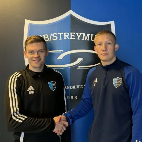 Í kvøld er 20 ára gamli Marius Kallestrup Nielsen kunngjørdur í Streymnesi - her saman við Niels Paula Danielsen (Mynd: ebstreymur.fo)