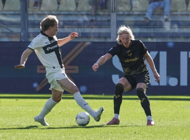 Andrias Edmundsson var stinnur í nærdystinu og ruddaði væl vekk í Parma (Mynd: EPA)