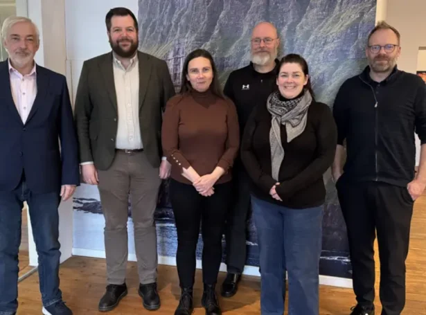Á myndini sæst landsstýrismaðurin saman við Niels Christian Nolsøe, stjóra, og Óluvu Eidesgaard, Hera Ziska, Barbaru Biskopstø Thorsteinsson og Una Árting, starvsfólk hjá Jarðfeingi.