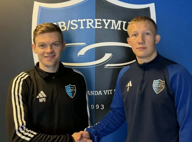 Í kvøld er 20 ára gamli Marius Kallestrup Nielsen kunngjørdur í Streymnesi - her saman við Niels Paula Danielsen (Mynd: ebstreymur.fo)