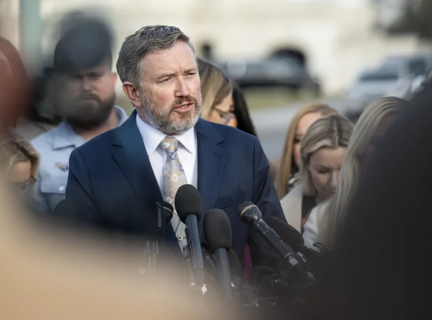 Massie hevur verið við í arbeiðnum at fáa skjølini, um dømda brotsmannin og samband hansara við nógv ymisk fólk, almannakunngjørd (Mynd: EPA)