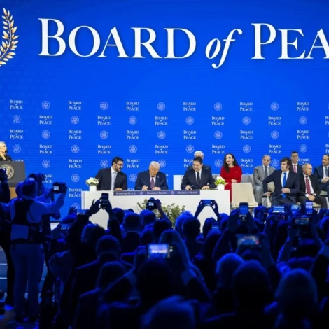 ES-nevndin eygleiðari á fundi í friðarráðnum hjá Trump